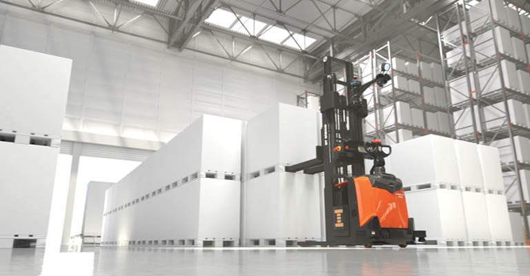 Een automatische stapelaar neemt een pallet op.