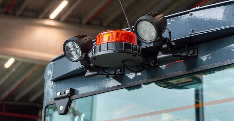 Close-up van verlichting en werklampen op een heftruck.